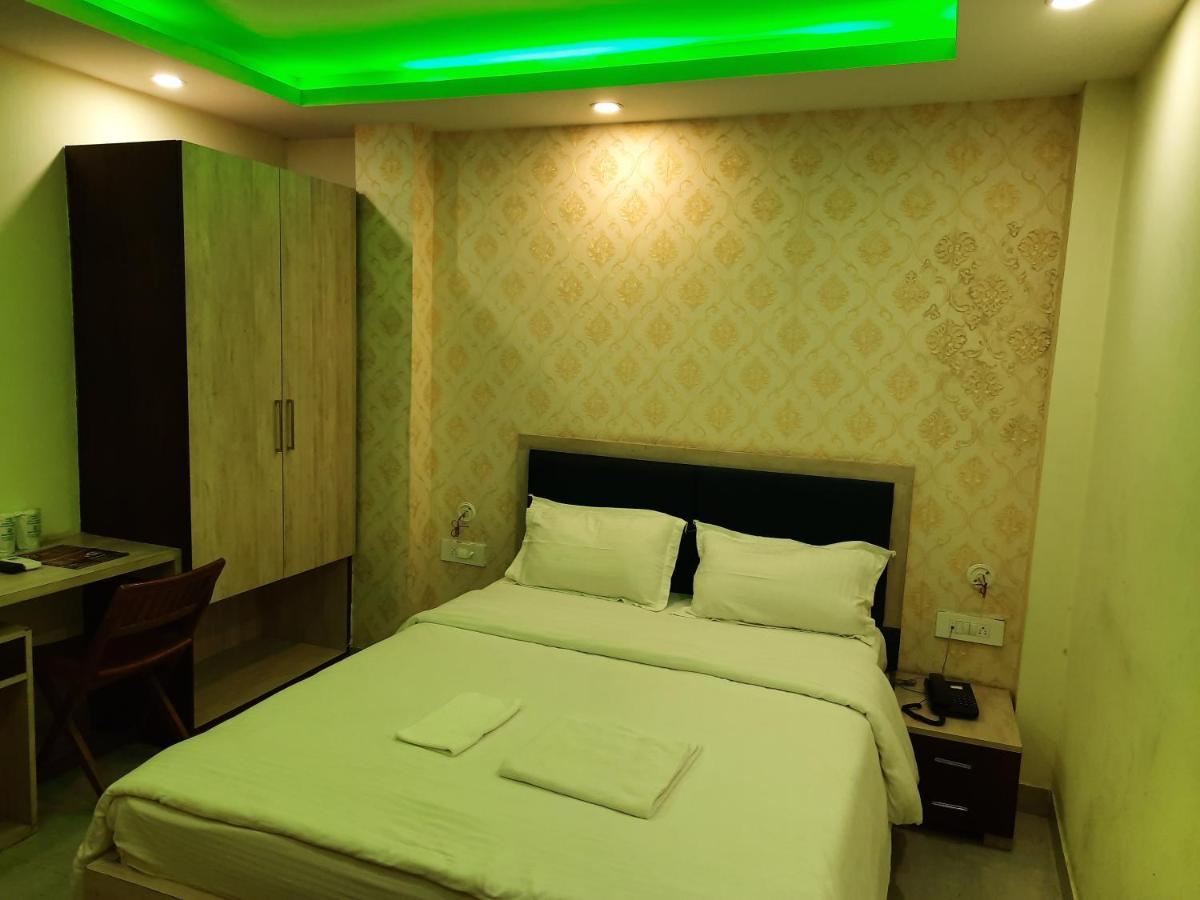 Hotel Delight Deluxe Pipra Dewās Dış mekan fotoğraf
