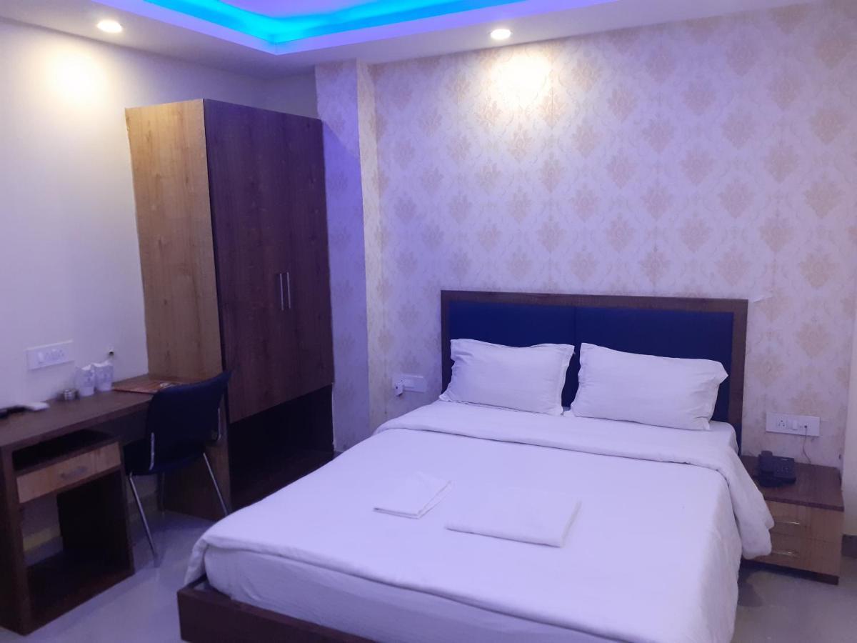 Hotel Delight Deluxe Pipra Dewās Dış mekan fotoğraf